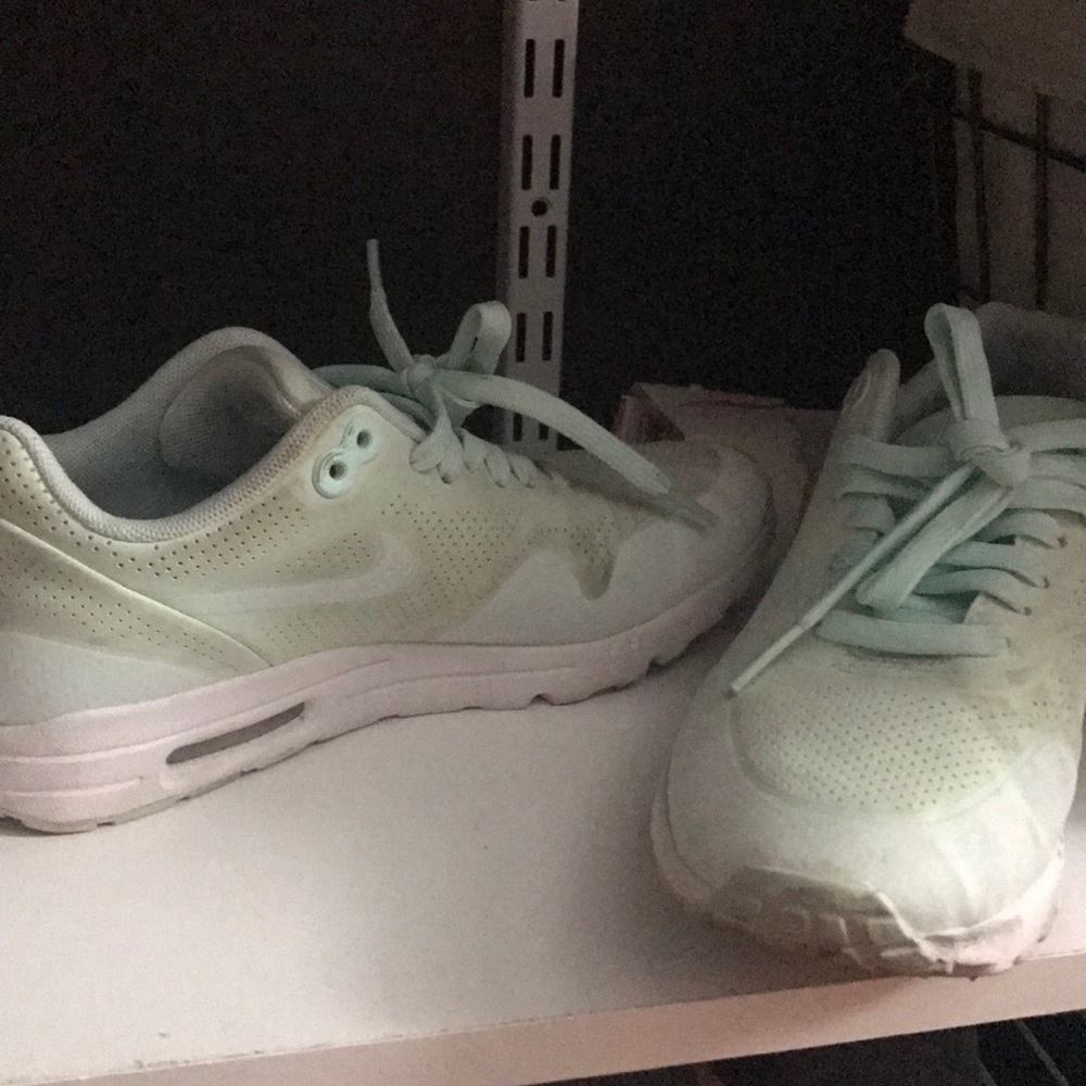 Nike shoes - Picture 4 of 4
